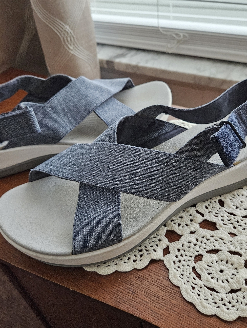 Clarks Women's Denim Blue Crisscross Slingback Sandals Sz 11